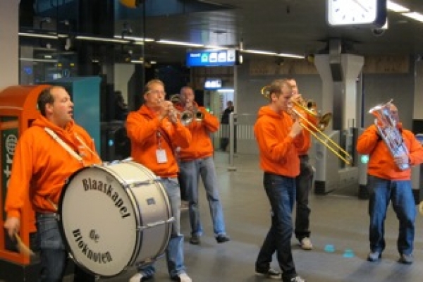 The atmosphere surrounding the superbly organised event, including bands playing along the whole route, and the warm welcome received for theNI-NL runners from the Dutch spectators was fantastic.
